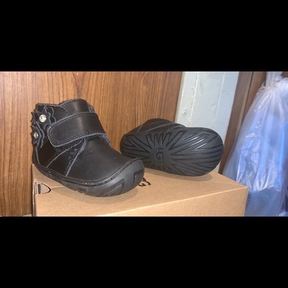 Infant size 4 uggs - Picture 2 of 2